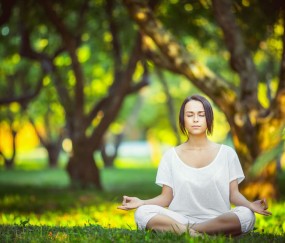 开云体育平台-怒摔水瓶与场边怒吼，足球激情失控的瞬间，怒摔水瓶与场边怒吼，足球激情失控的瞬间